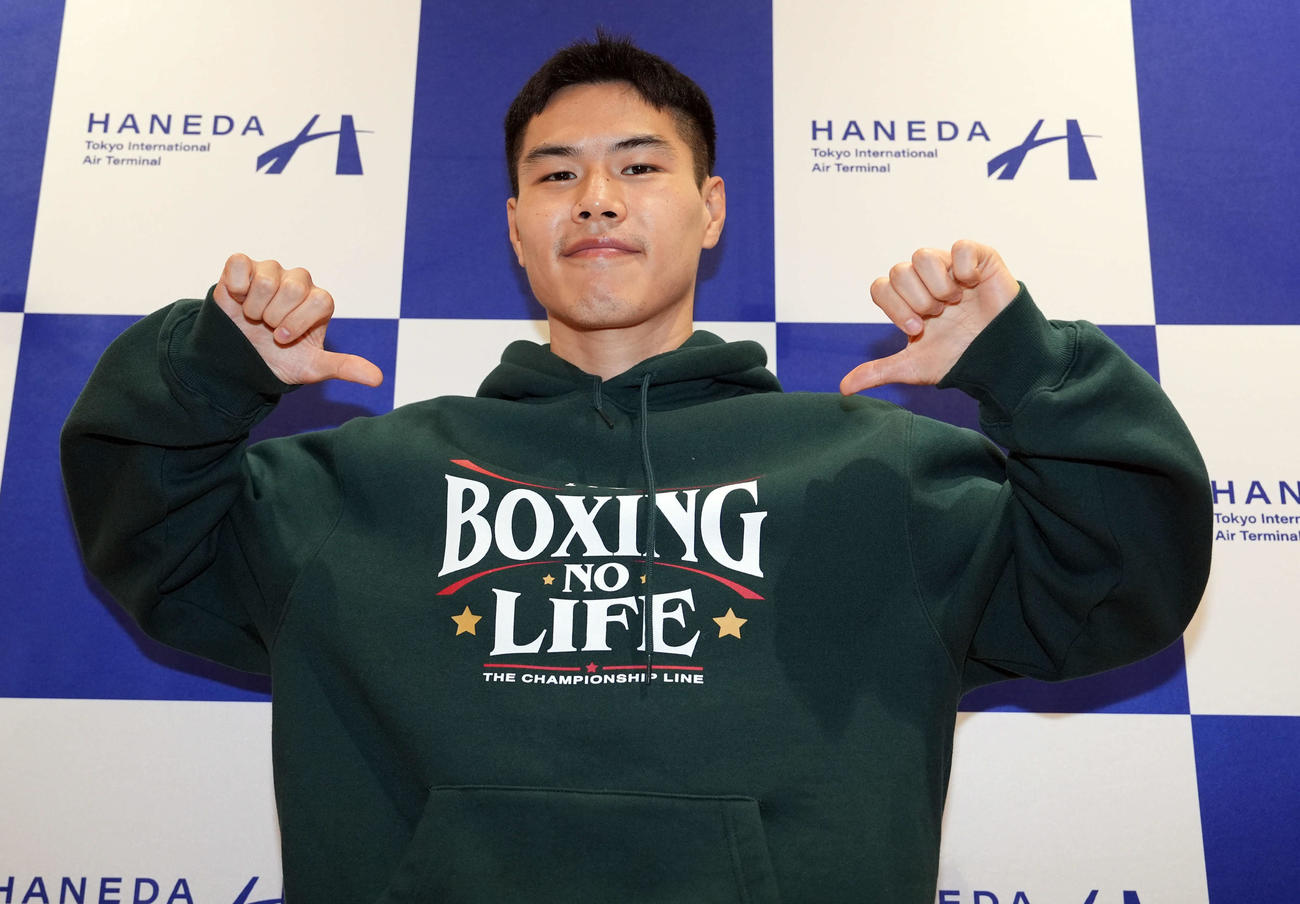 「NO BOXING NOLIFE」のパーカーを着てポーズを決める挑戦者キム・イェジョン（撮影・たえ見朱実）