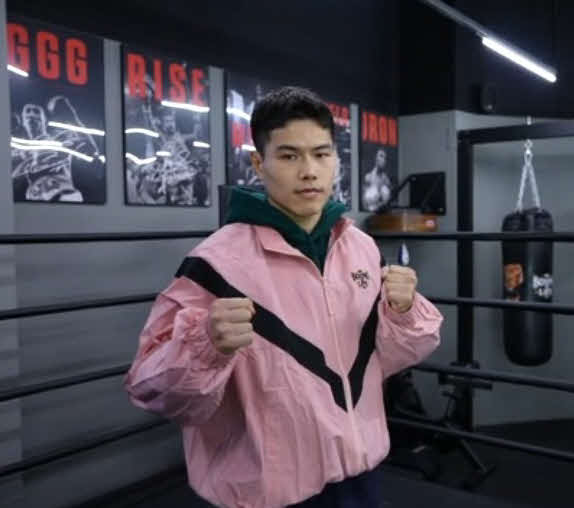 サウスポースタイルでポーズを取るWBO世界スーパーバンタム級11位キム・イェジュン（Lemino BOXING PR提供）