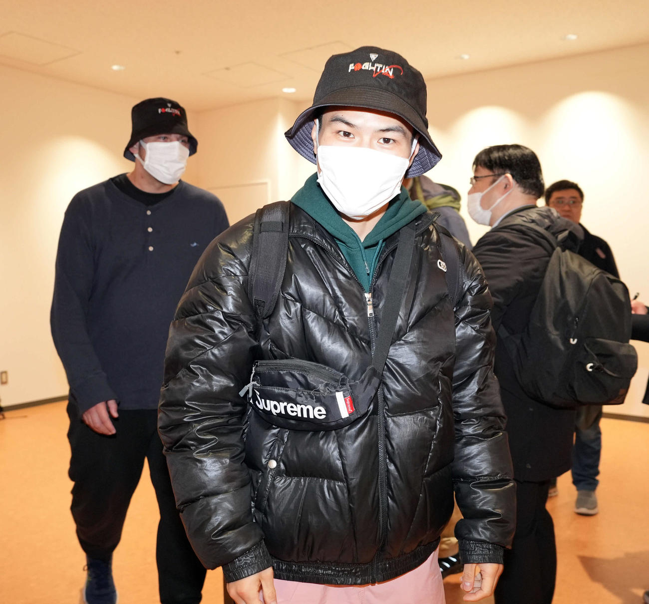 囲み取材を終え、会見場を後にする挑戦者キム・イェジョン（撮影・たえ見朱実）