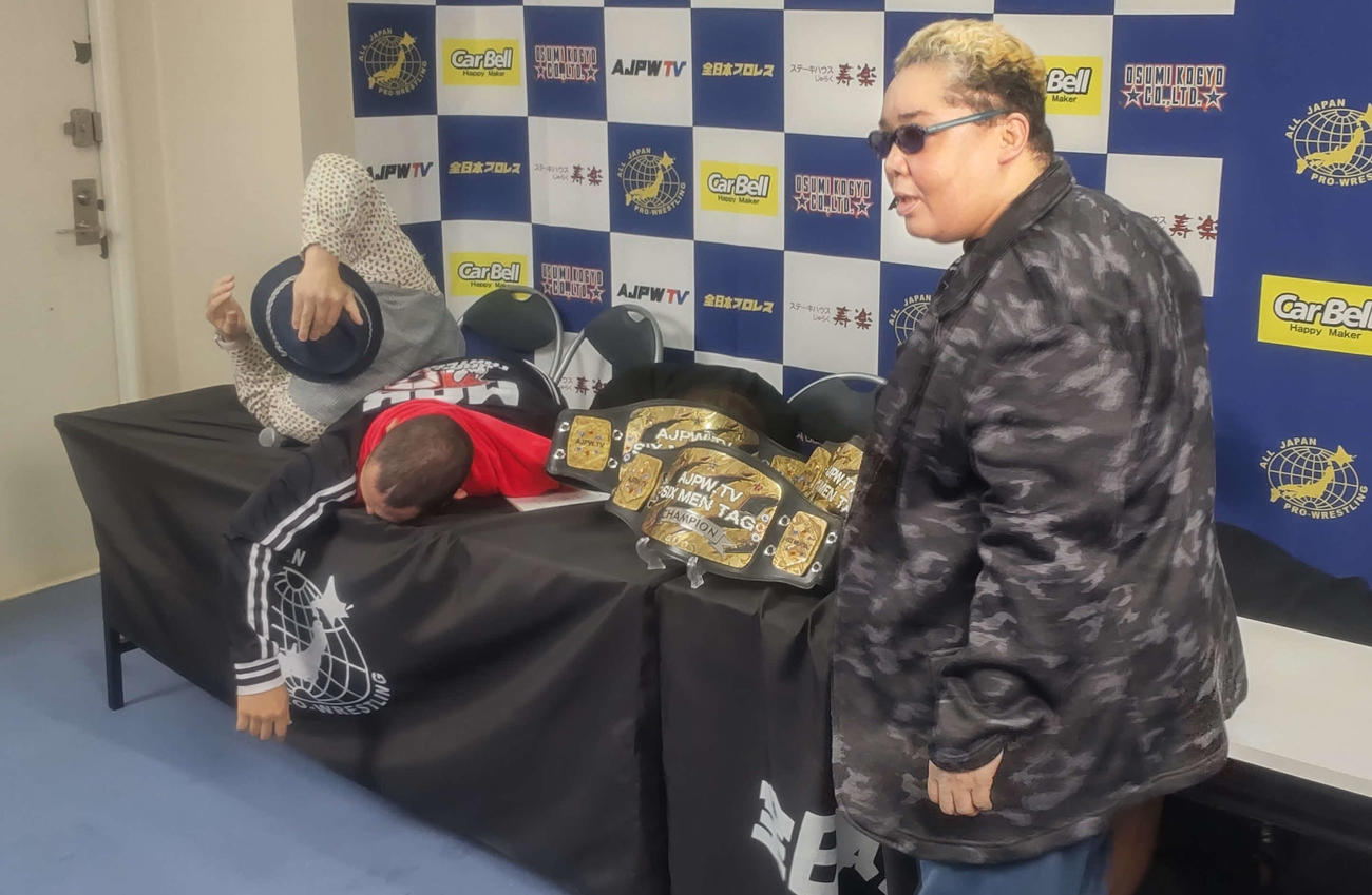全日本プロレスTV認定6人タッグ王座戦に臨む挑戦者組のXだと発表されたアジャコングはスチールの容器で佐藤光留（左端）、阿部史典（左から2人目）らを次々にKOしていった