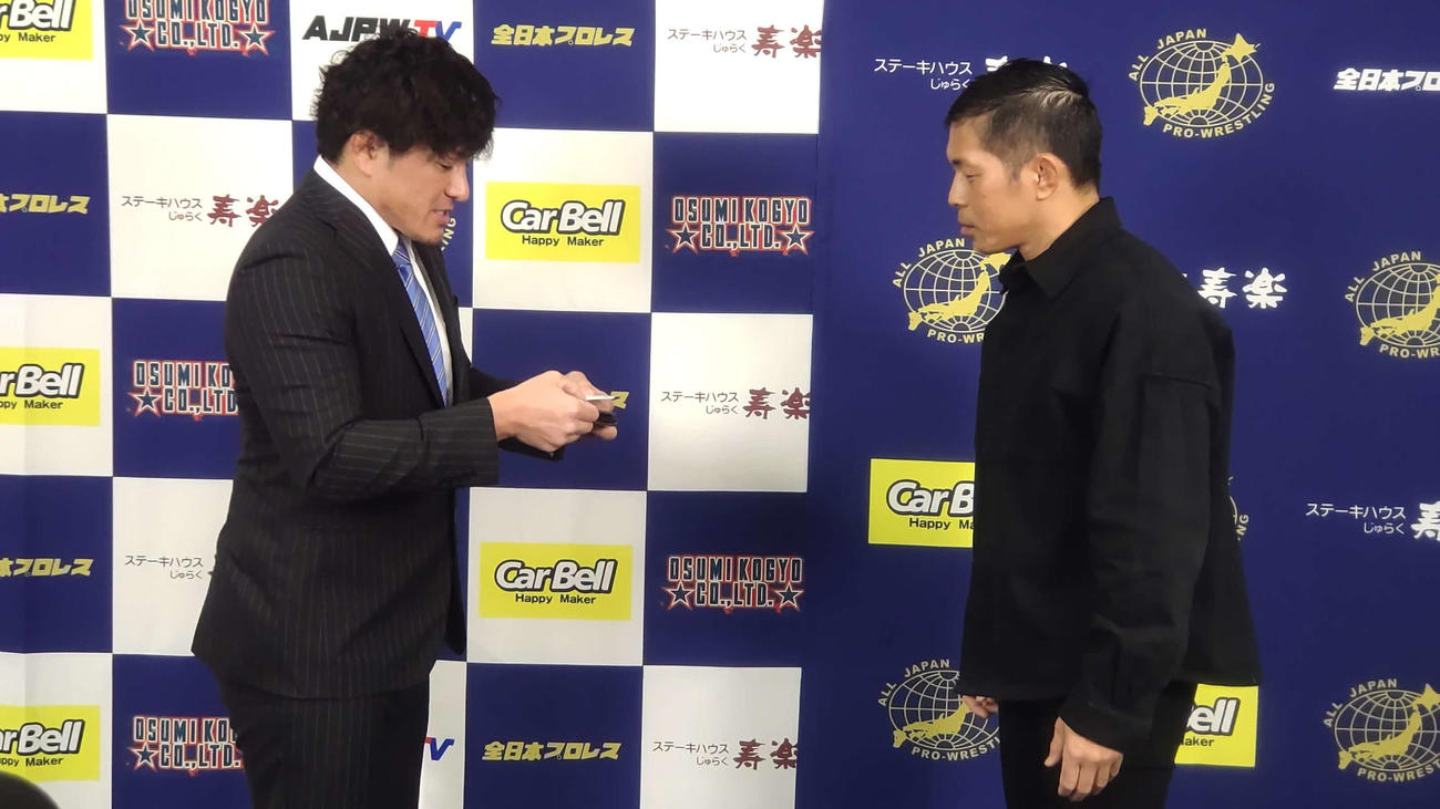 王者・土井成樹（右）に選手会副会長の仕事をバカにされたMUSASHIは副会長の名刺を土井に渡した