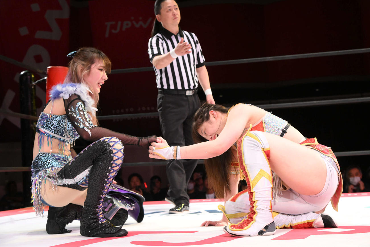 勝利後、手を握る上福ゆき（左）と上原わかな