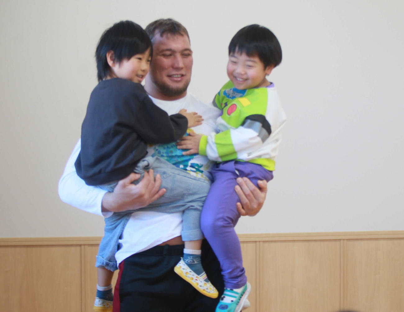 園児たちを抱きあげるするボルチン（撮影・高橋香奈）