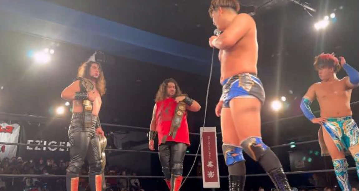 試合後、青柳優馬（右から2人目）と青柳亮生（右端）が、世界タッグ王者組・斉藤ブラザーズ（左端兄ジュン＆左から2人目弟レイ）に挑戦を直訴した（全日本プロレス公式Xから）
