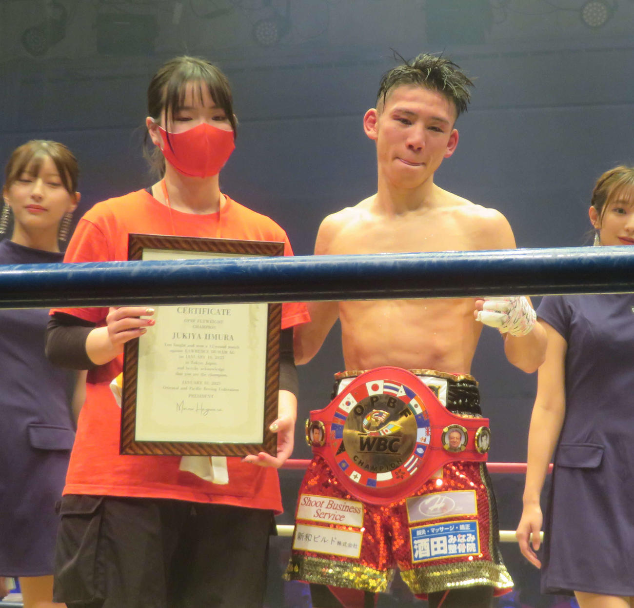 セコンドに入った真成美夫人（左）と東洋太平洋フライ級王座獲得を喜ぶ前日本同級王者飯村樹輝弥