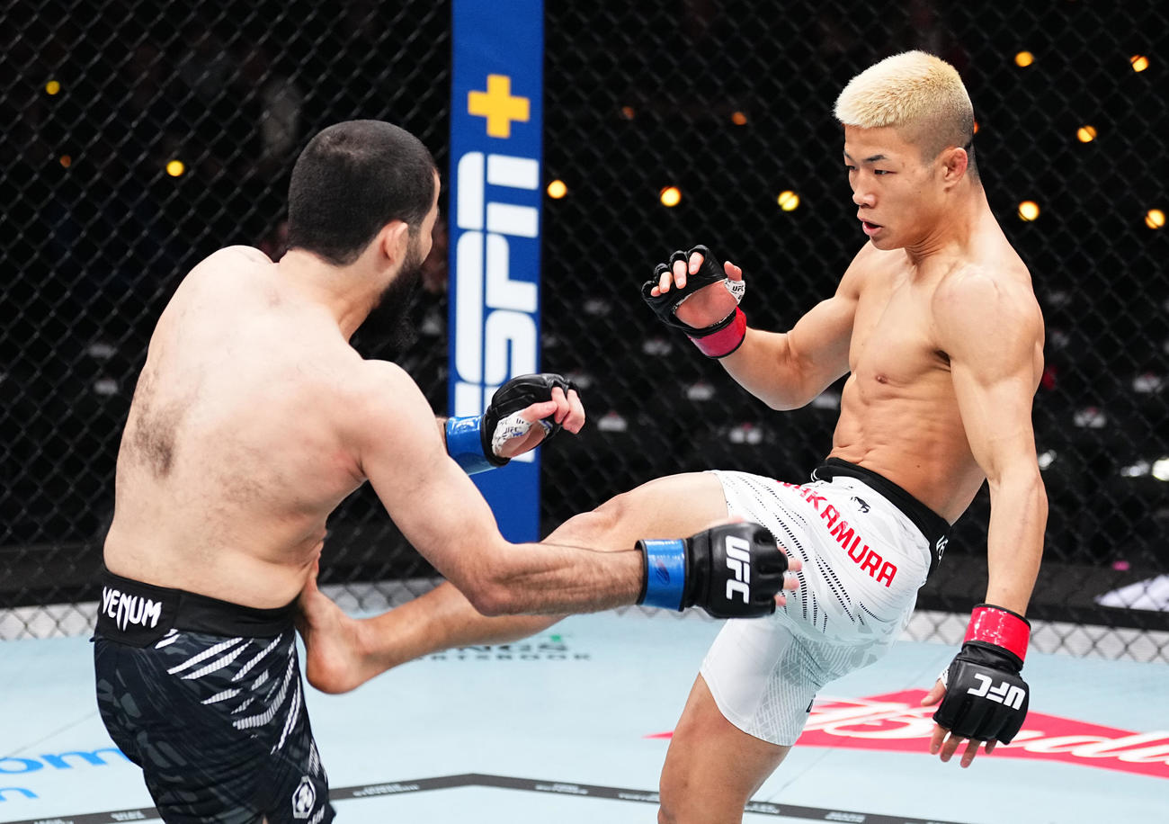 ムイン・ガフロフ（左）に前蹴りを狙う中村倫也（C）Zuffa LLC／UFC