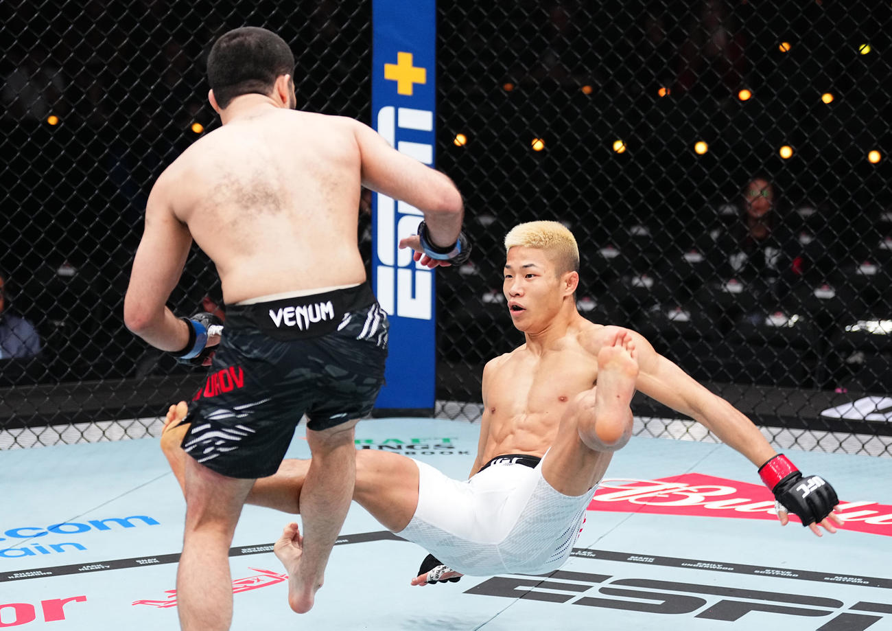 ムイン・ガフロフ（左）のパンチを浴びてダウンを喫する中村倫也（C）Zuffa LLC／UFC