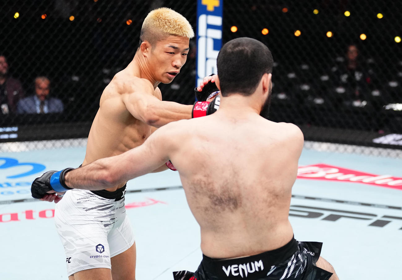 ムイン・ガフロフ（右）と打撃戦を繰り広げた中村倫也（C）Zuffa LLC／UFC