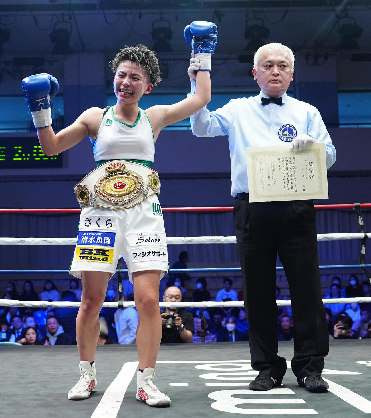 女子日本ミニマム級王座決定戦　前原香那枝対漣バル　6回判定勝ちで新王者となった漣（左）（撮影・江口和貴）