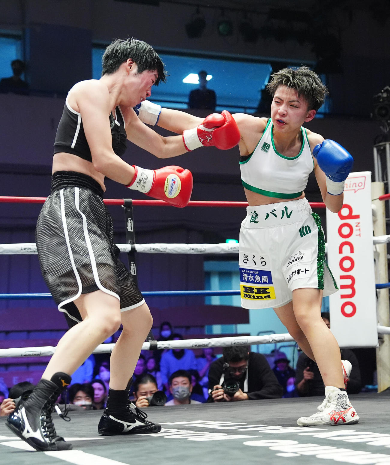 女子日本ミニマム級王座決定戦　前原香那枝対漣バル　3回、前原（左）にパンチを放つ漣（撮影・江口和貴）