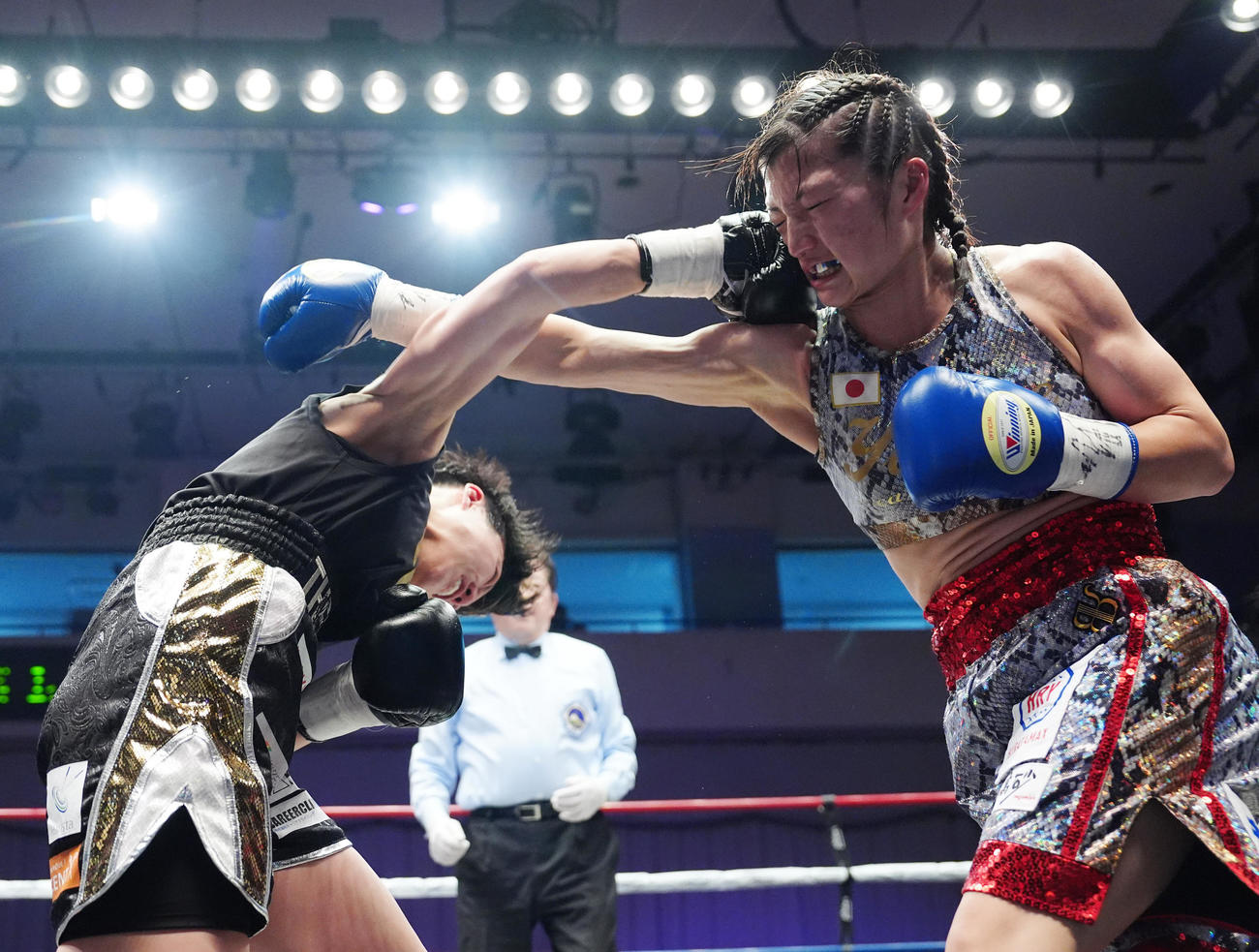 女子日本バンタム級王座決定戦　6回、古川（右）にパンチを放つ山下（撮影・江口和貴）