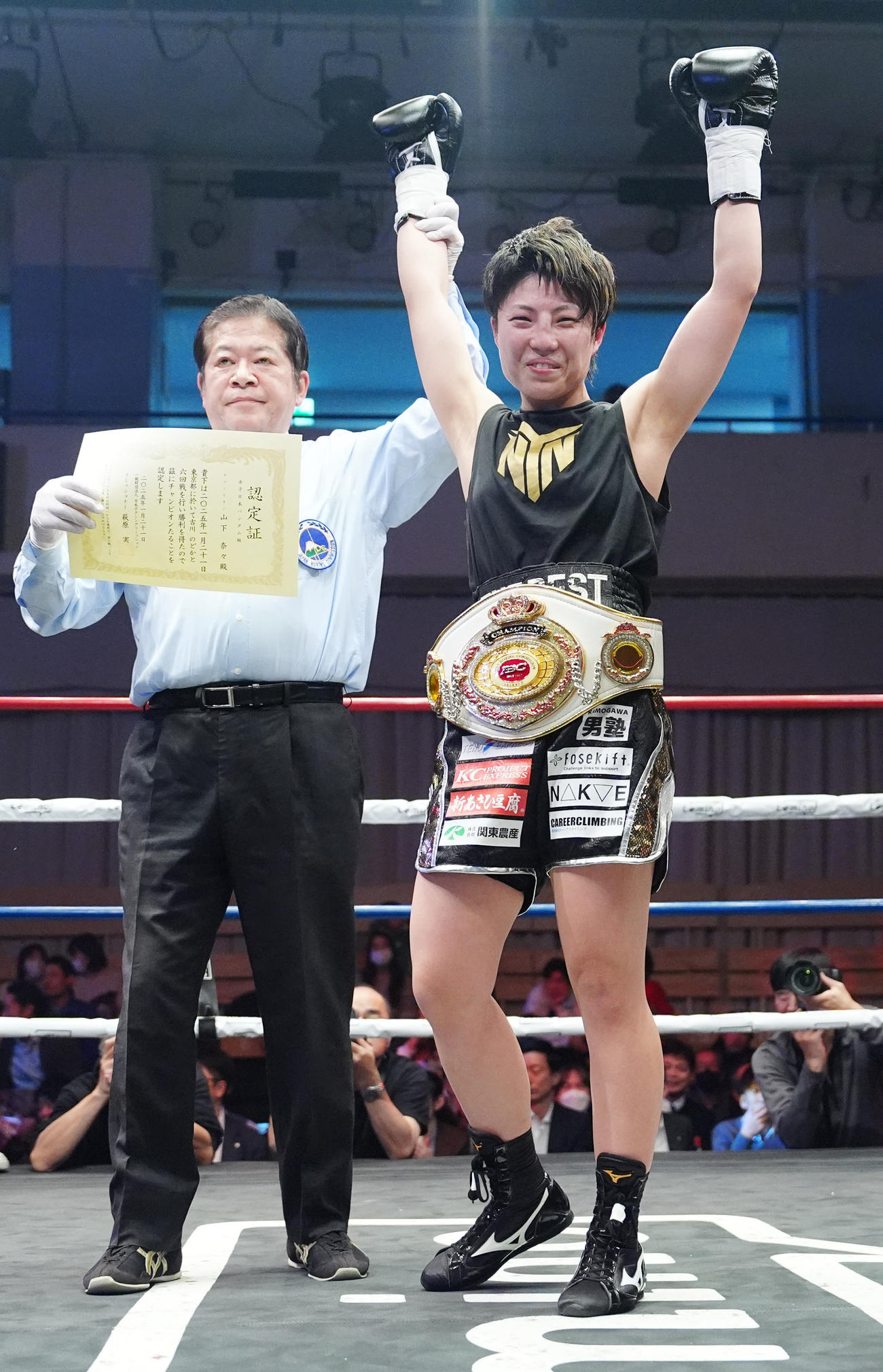 女子日本バンタム級王座決定戦　山下奈々対古川のどか　6回判定勝ちで新王者となった山下（右）（撮影・江口和貴）