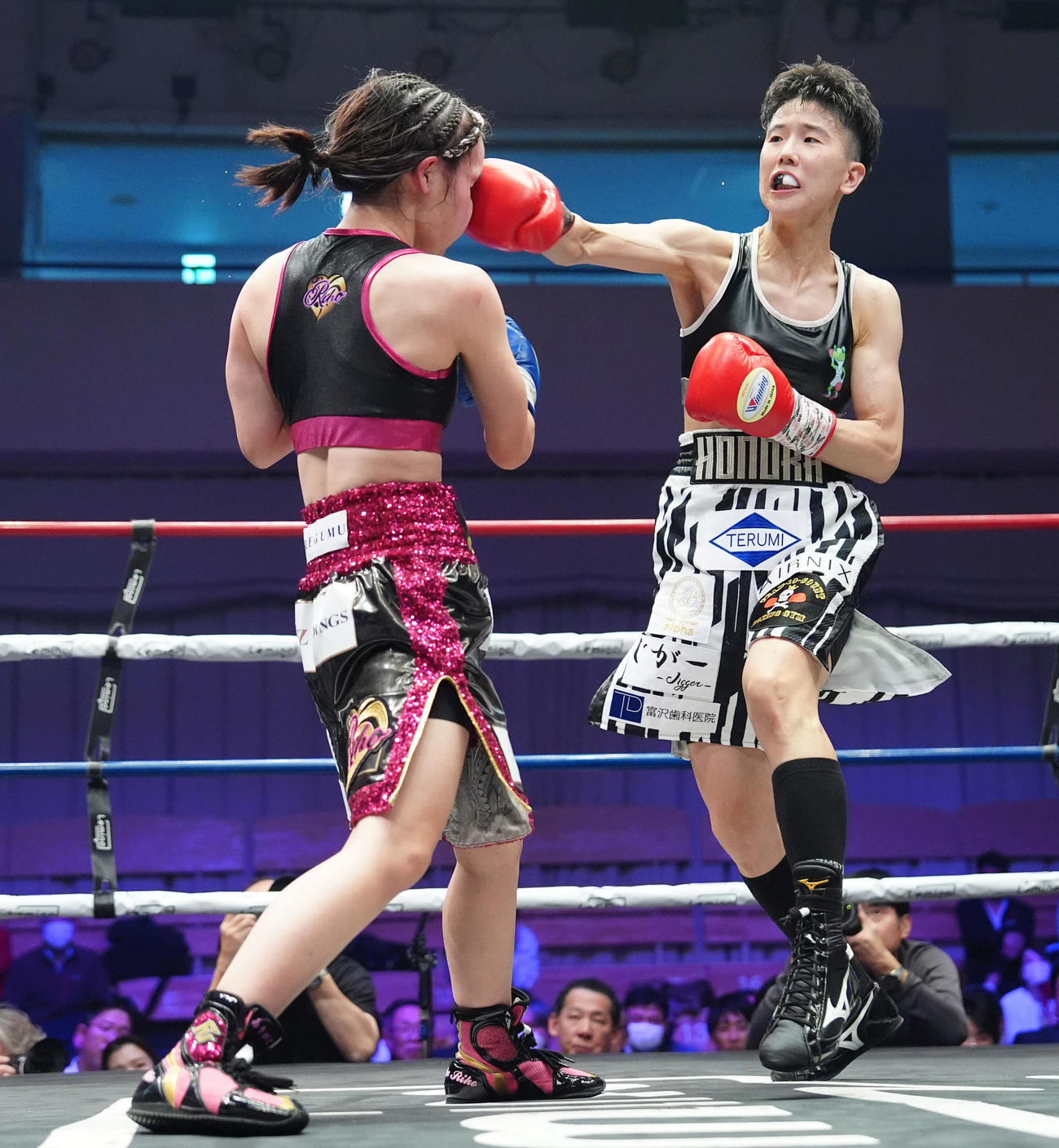 OPBF女子東洋太平洋アトム級タイトルマッチ　狩野ほのか対吉田里穂　5回、吉田（左）にパンチを放つ狩野（撮影・江口和貴）