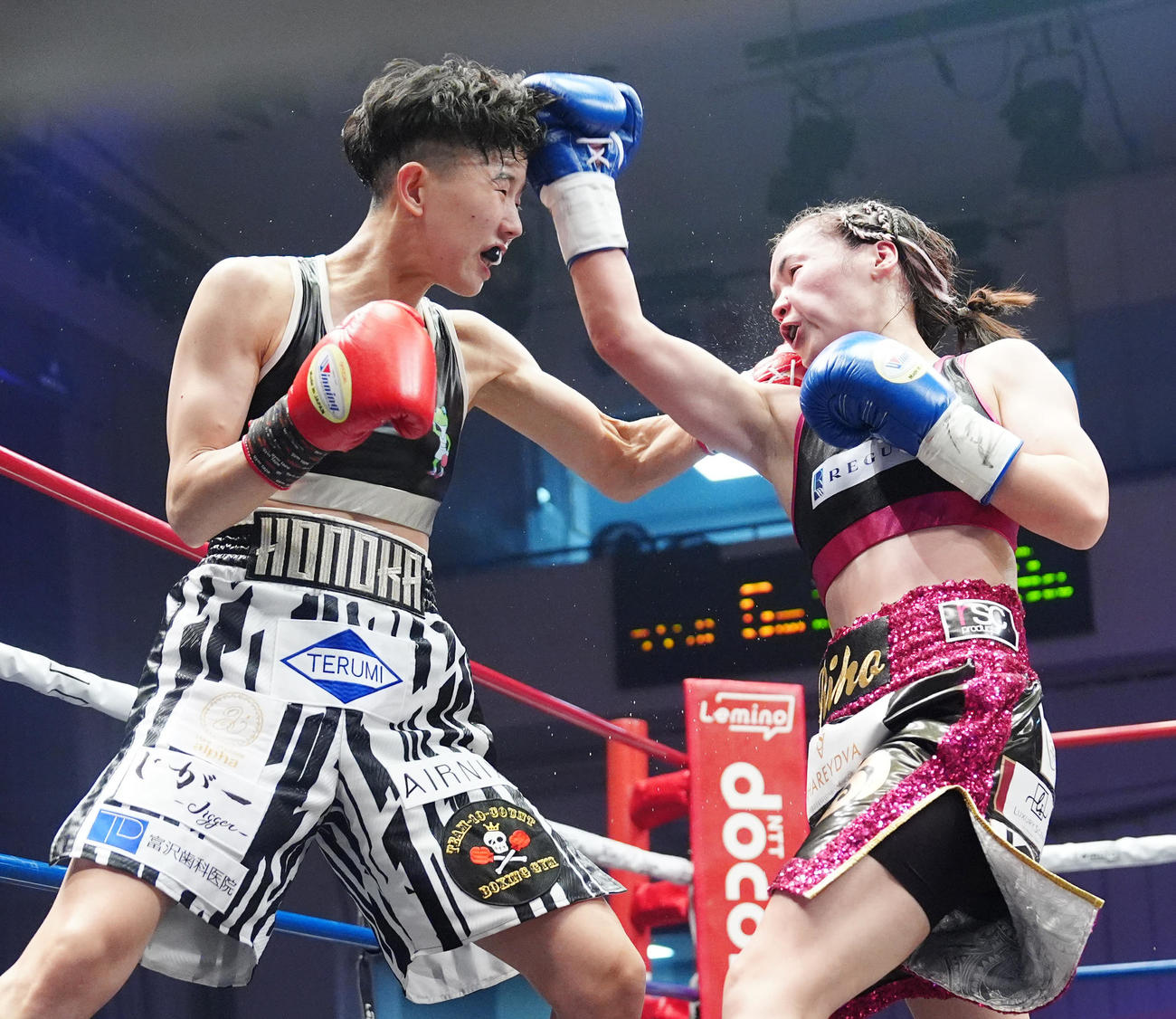 OPBF女子東洋太平洋アトム級タイトルマッチ　5回、吉田（右）にパンチを放つ狩野（撮影・江口和貴）