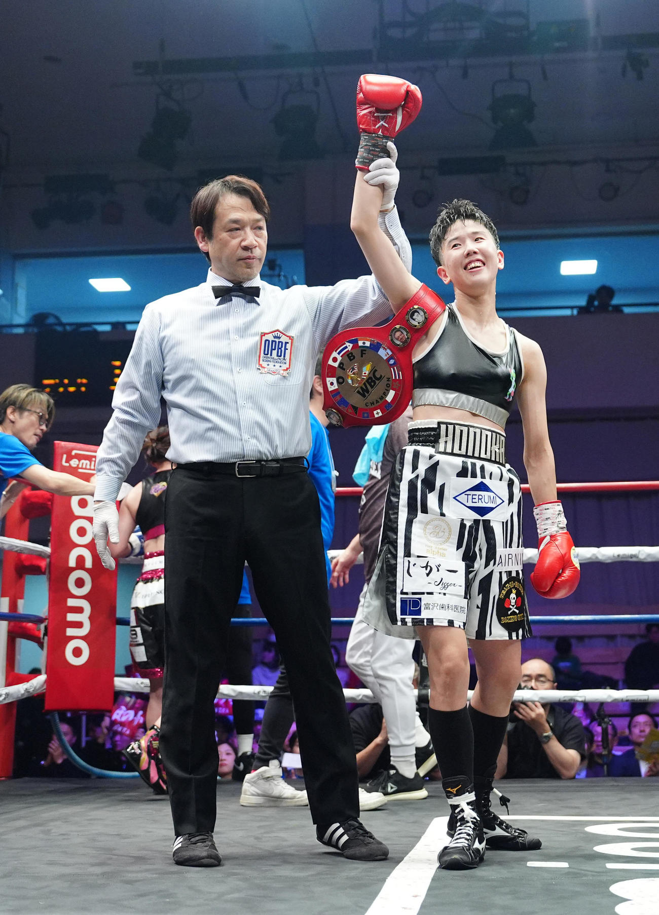 OPBF女子東洋太平洋アトム級タイトルマッチ　狩野ほのか対吉田里穂　8回判定勝ちで防衛した狩野（右）（撮影・江口和貴）