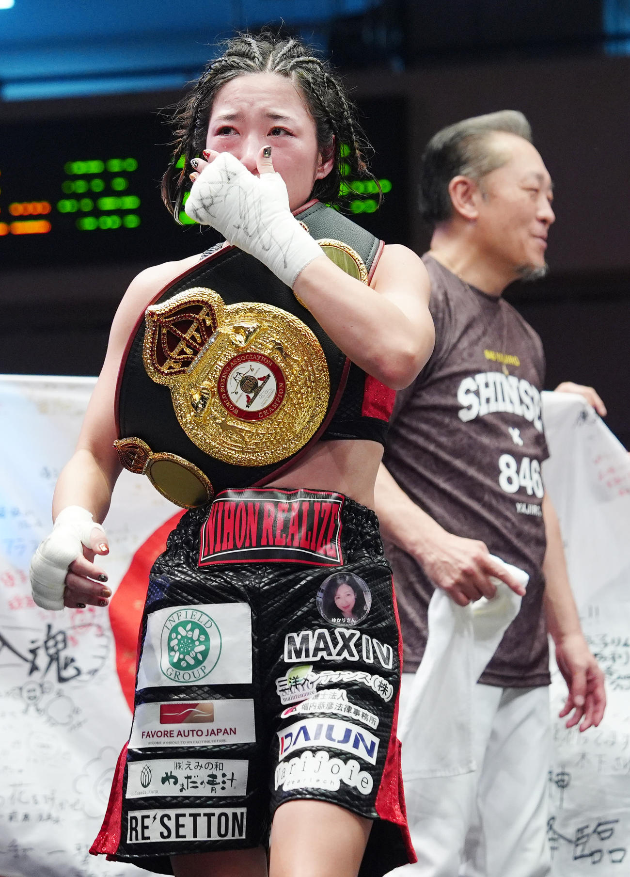 WBA女子世界ミニマム級王座決定戦　黒木優子対ソ・リョギョン　10回判定勝ちで新王者となり涙を流す黒木（撮影・江口和貴）