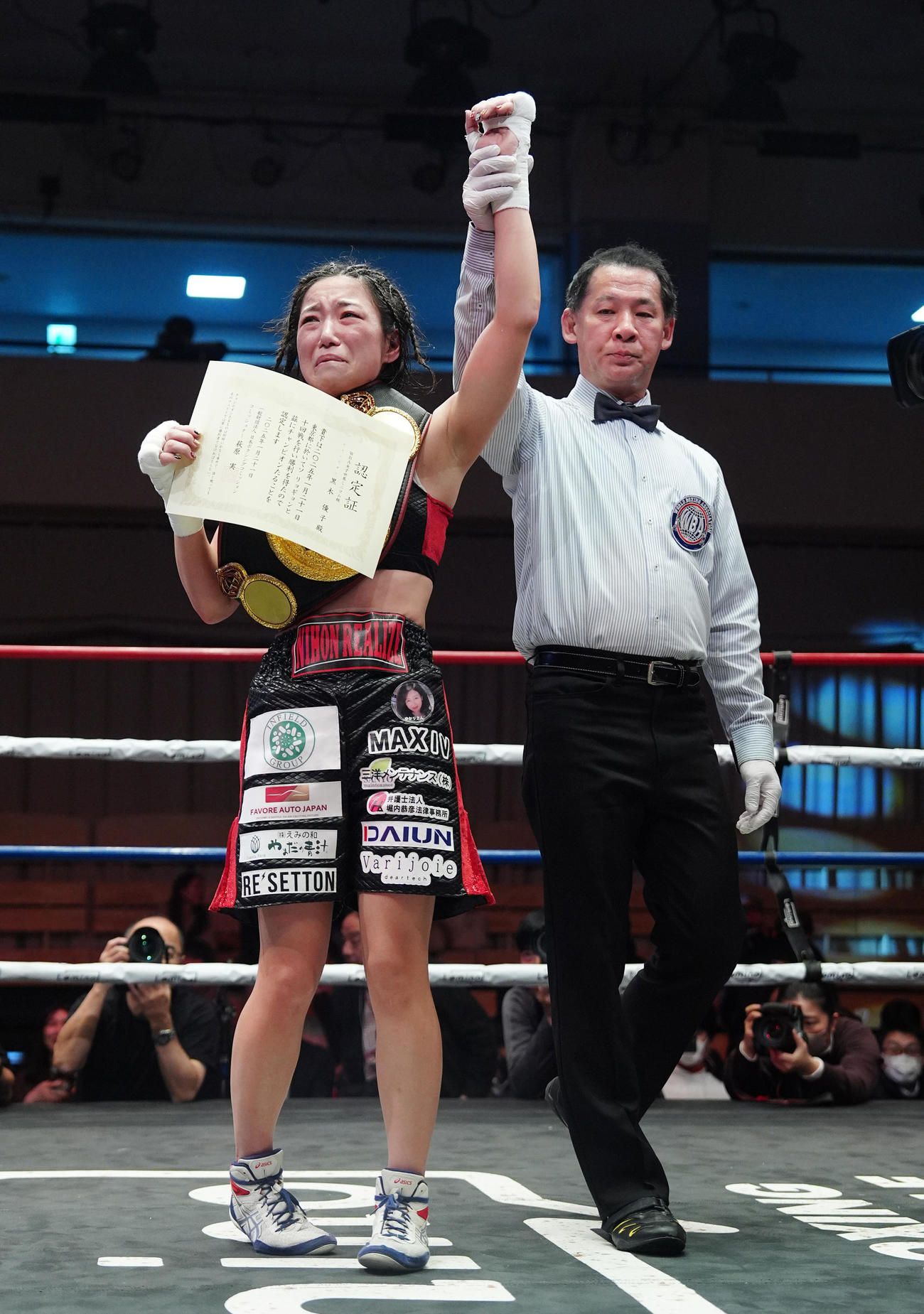 WBA女子世界ミニマム級王座決定戦　ソ・リョギョンに10回判定勝ちで新王者となり勝ち名乗りを受ける黒木（左）（撮影・江口和貴）