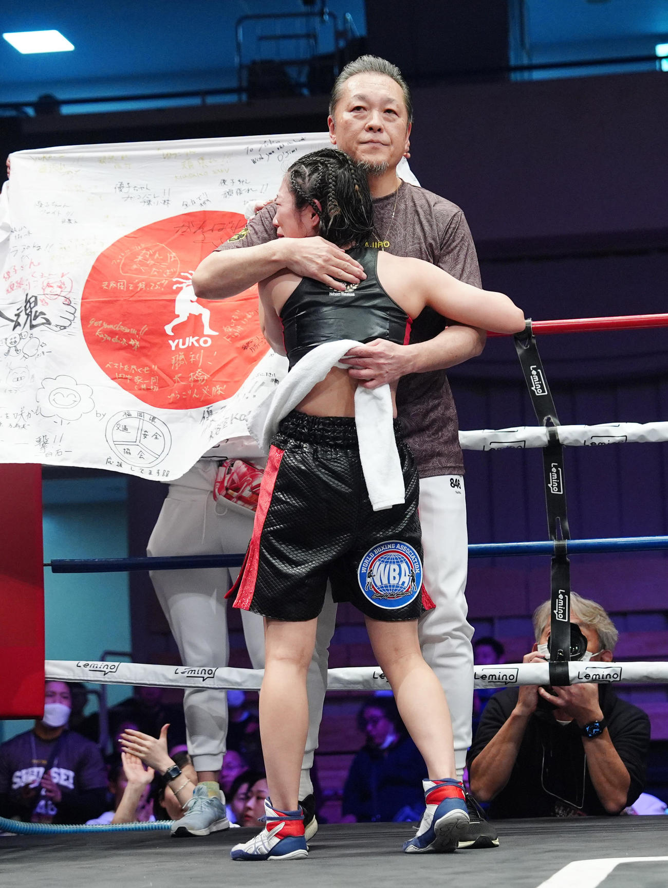 WBA女子世界ミニマム級王座決定戦　黒木優子対ソ・リョギョン　10回判定勝ちで新王者となり、山下会長（後方）と抱き合う黒木（撮影・江口和貴）