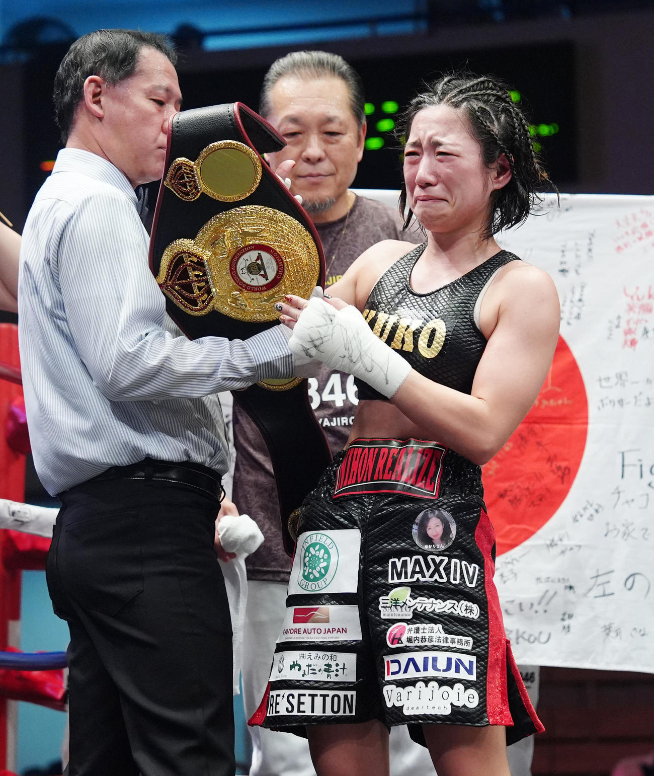 WBA女子世界ミニマム級王座決定戦　黒木優子対ソ・リョギョン　10回判定勝ちで新王者となり涙を流す黒木（撮影・江口和貴）