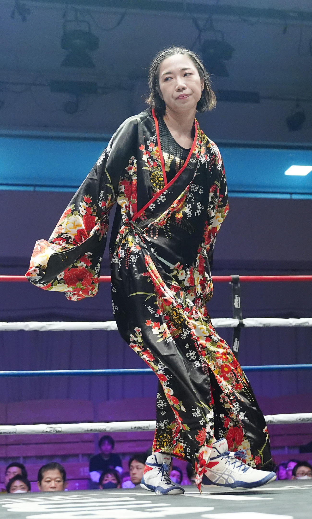 WBA女子世界ミニマム級王座決定戦　黒木優子対ソ・リョギョン　入場しリングに上がる黒木（撮影・江口和貴）