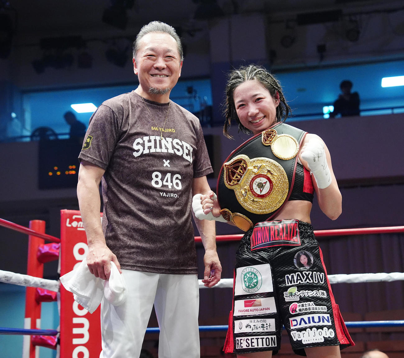 WBA女子世界ミニマム級王座決定戦　ソ・リョギョンに10回判定勝ちし、新王者となり山下会長（左）と写真に納まる黒木（撮影・江口和貴）