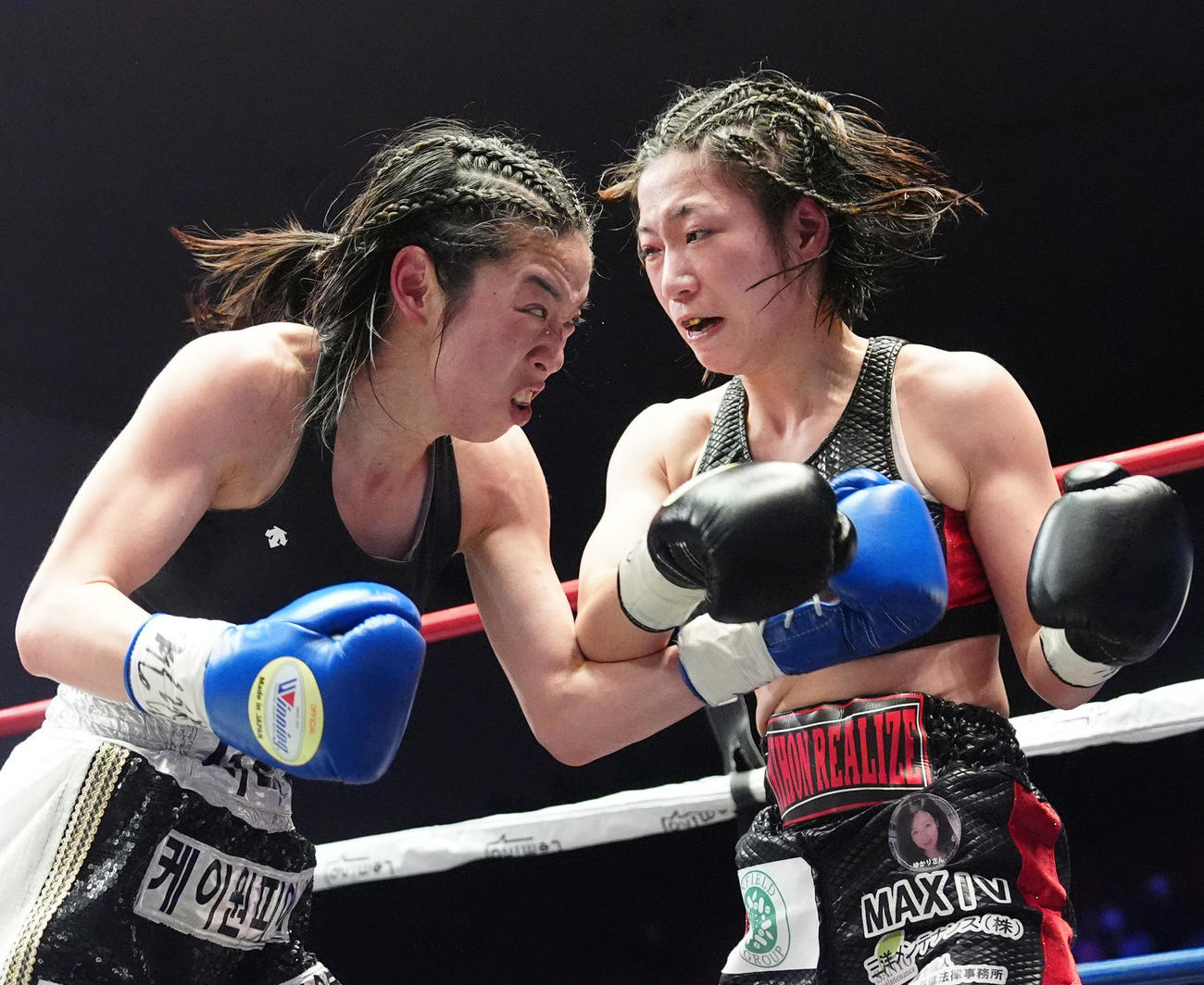 WBA女子世界ミニマム級王座決定戦　黒木優子対ソ・リョギョン　6回、パンチを打ち合う黒木（右）とソ・リョギョン（撮影・江口和貴）