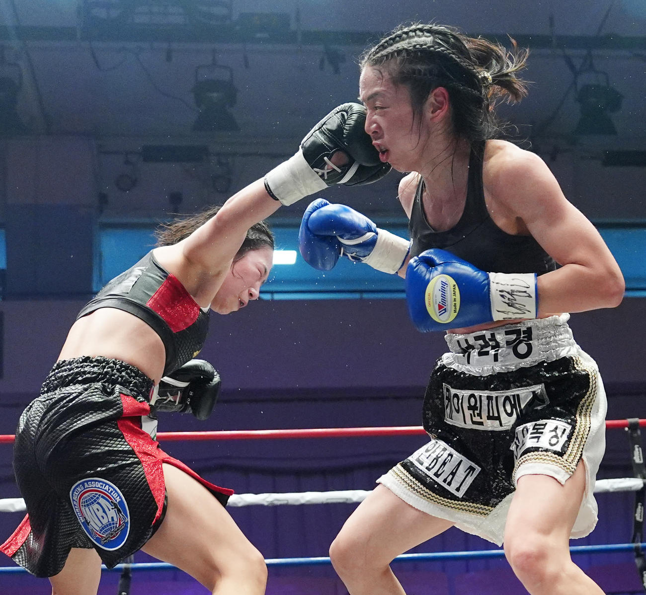 WBA女子世界ミニマム級王座決定戦　黒木優子対ソ・リョギョン　8回、ソ・リョギョン（右）にパンチを放つ黒木（撮影・江口和貴）
