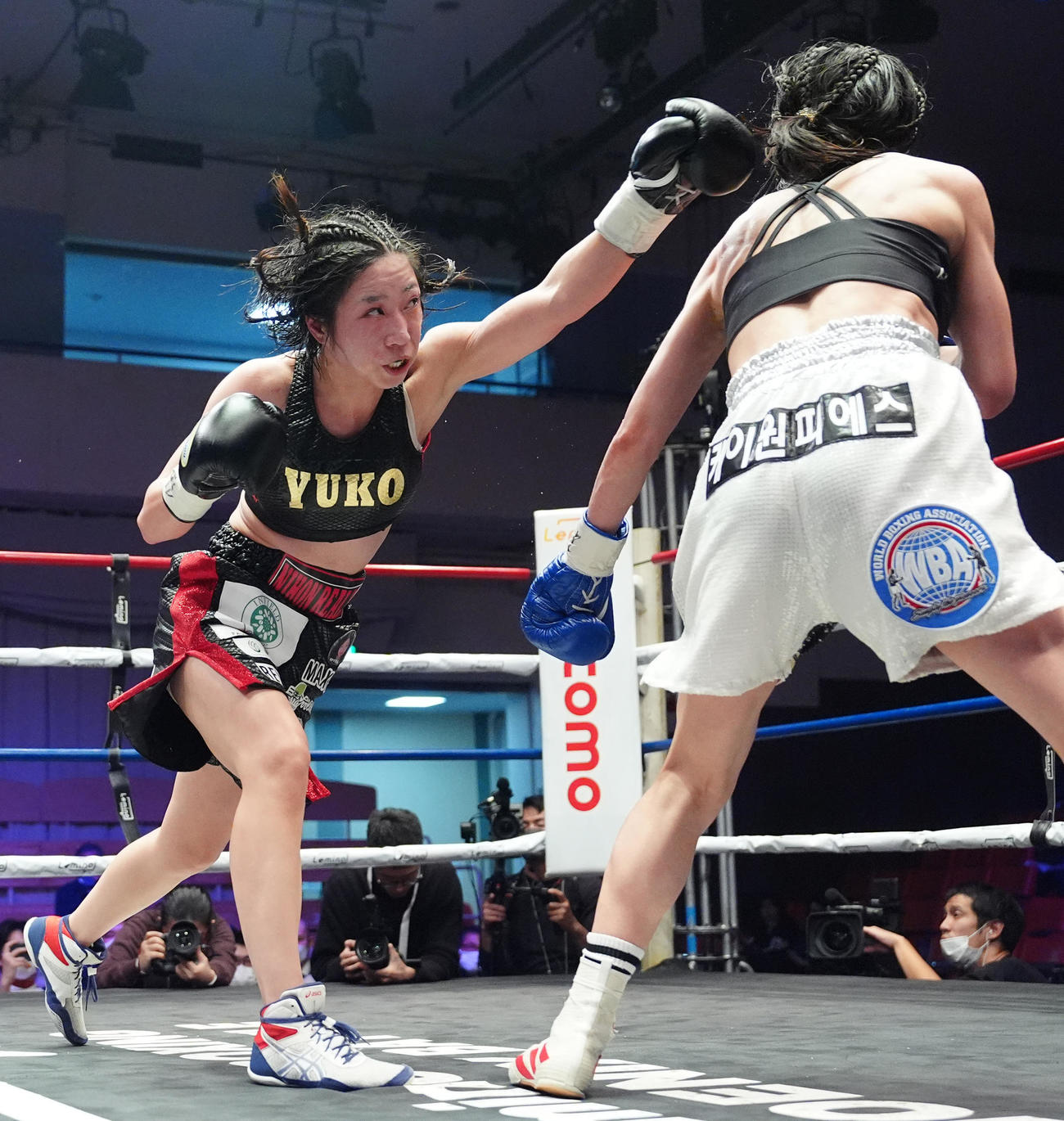 WBA女子世界ミニマム級王座決定戦　黒木優子対ソ・リョギョン　10回、ソ・リョギョン（右）にパンチを放つ黒木（撮影・江口和貴）