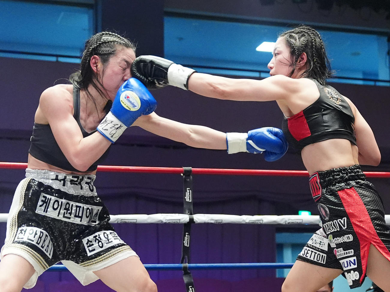 WBA女子世界ミニマム級王座決定戦　黒木優子対ソ・リョギョン　10回、ソ・リョギョン（左）にパンチを放つ黒木（撮影・江口和貴）