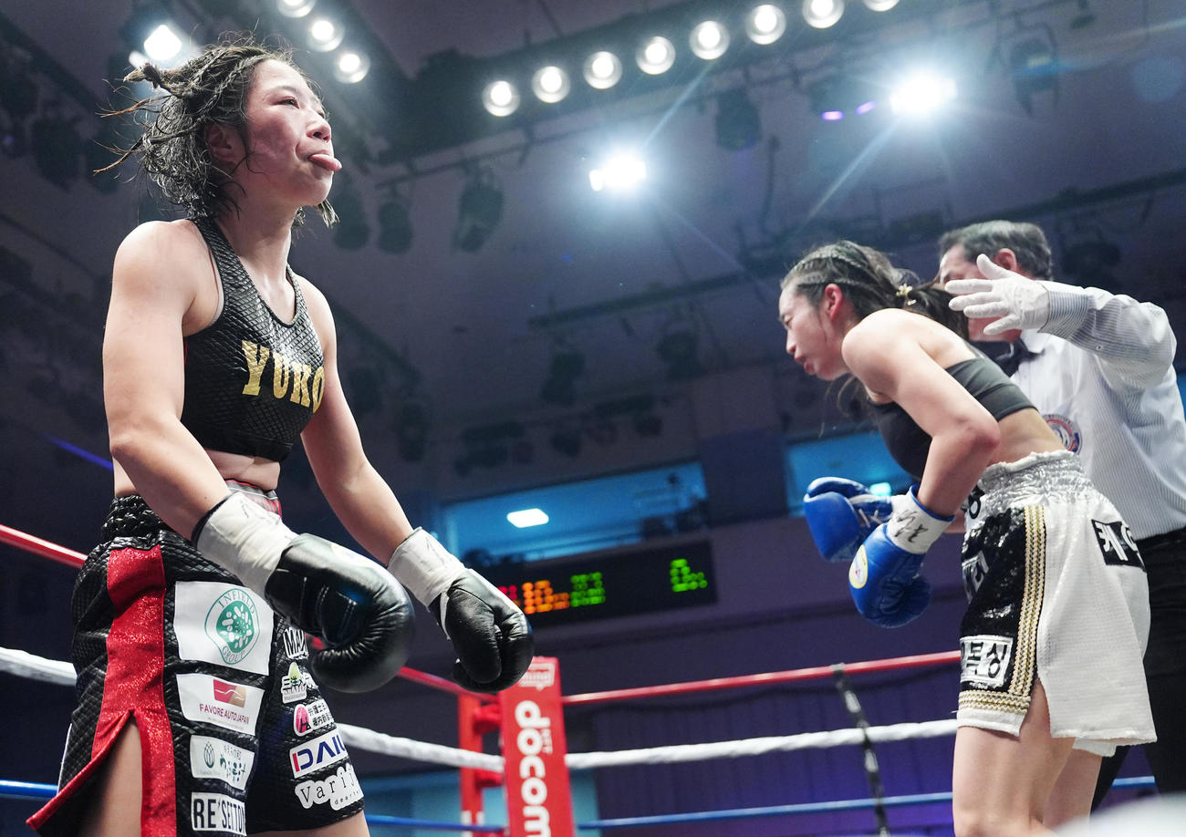WBA女子世界ミニマム級王座決定戦　黒木優子対ソ・リョギョン　10回を終え、舌を出す黒木（左）（撮影・江口和貴）
