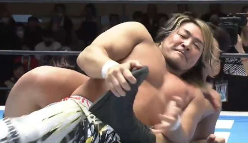 グラウンドで嘉藤を痛めつける棚橋（新日本プロレス公式Xから）
