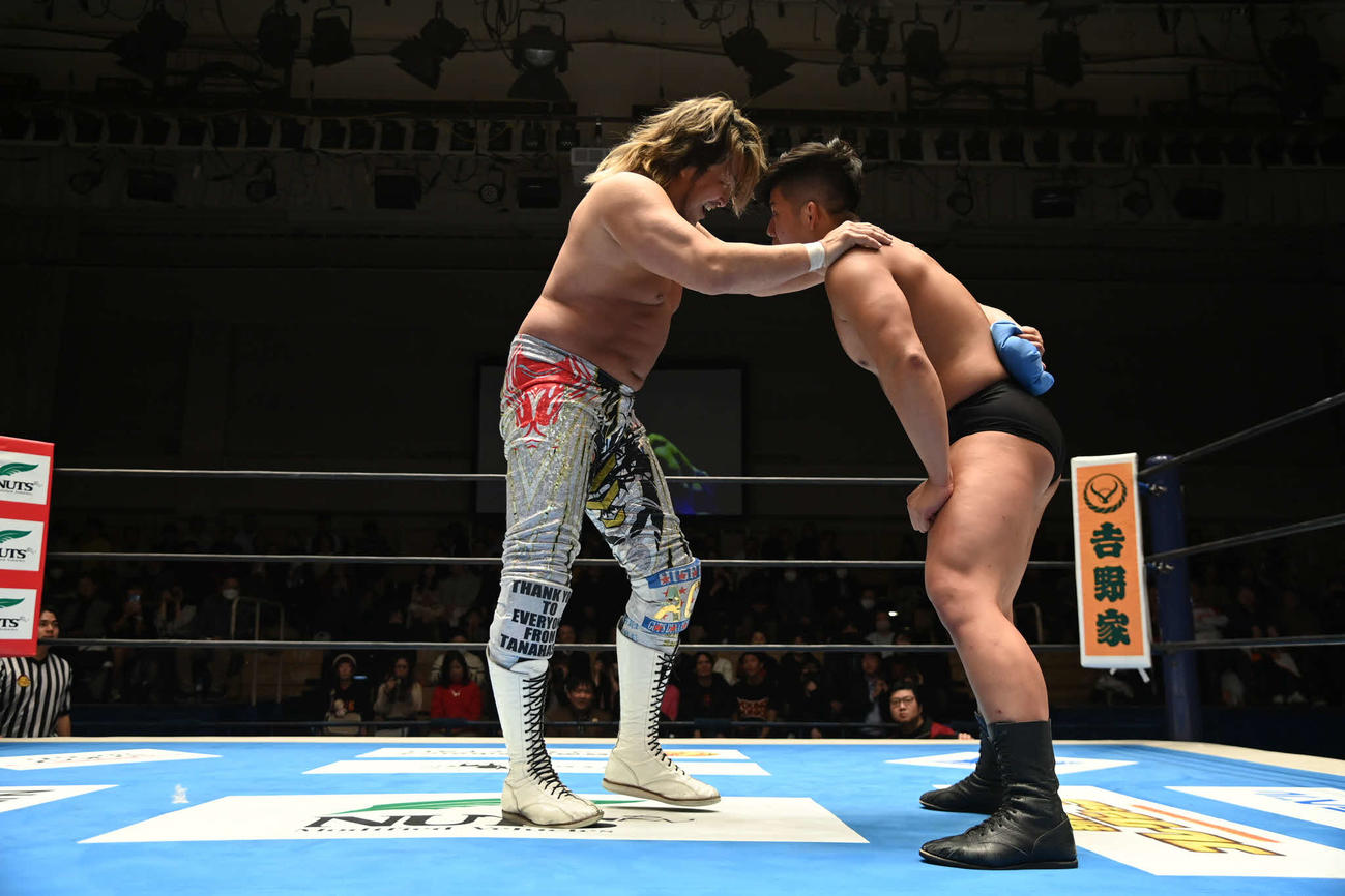 嘉藤（右）に思いを伝える棚橋（C）新日本プロレス