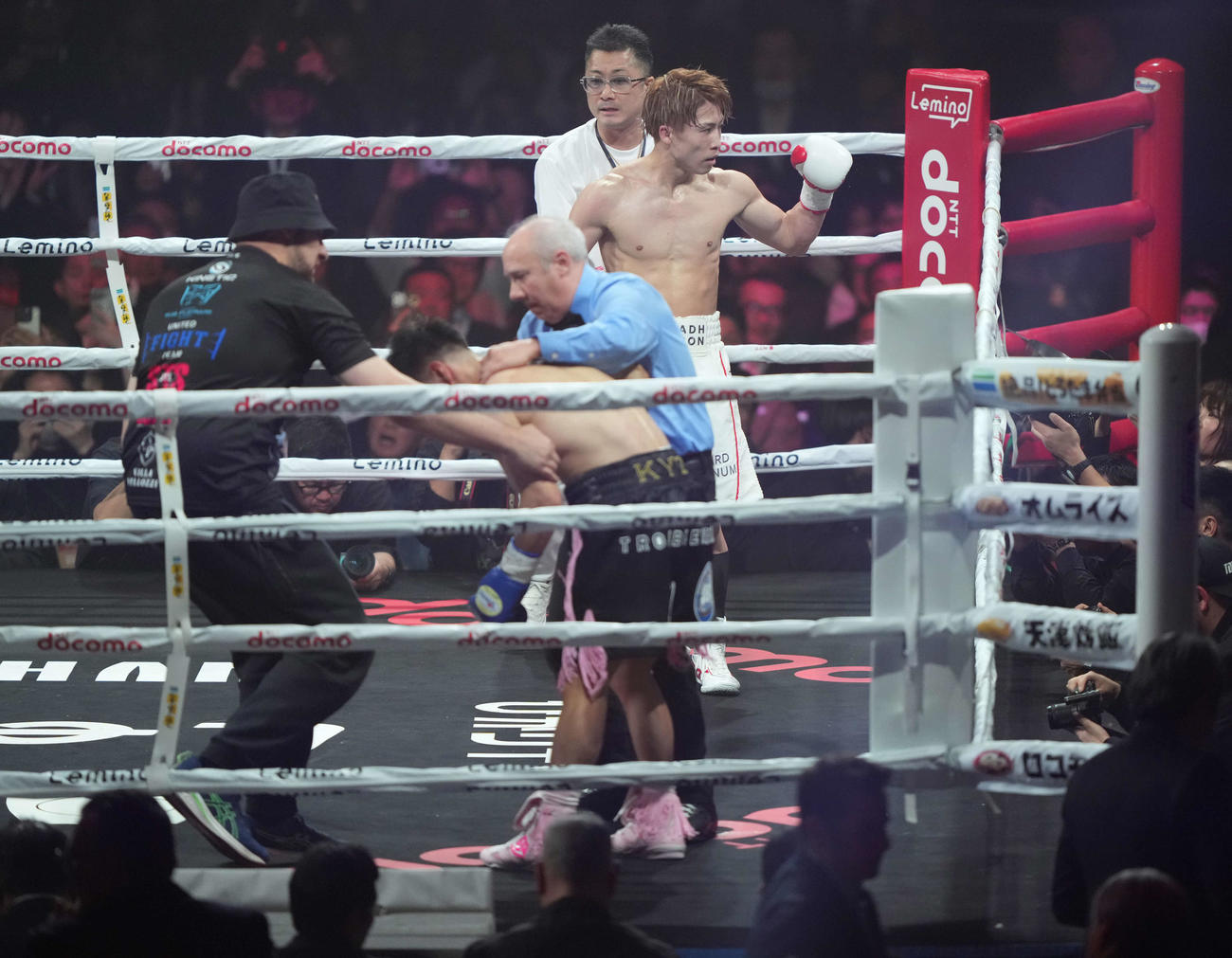 井上尚弥対金芸俊　金芸俊（手前）にKO勝ちしガッツポーズの井上尚弥（撮影・井上学）