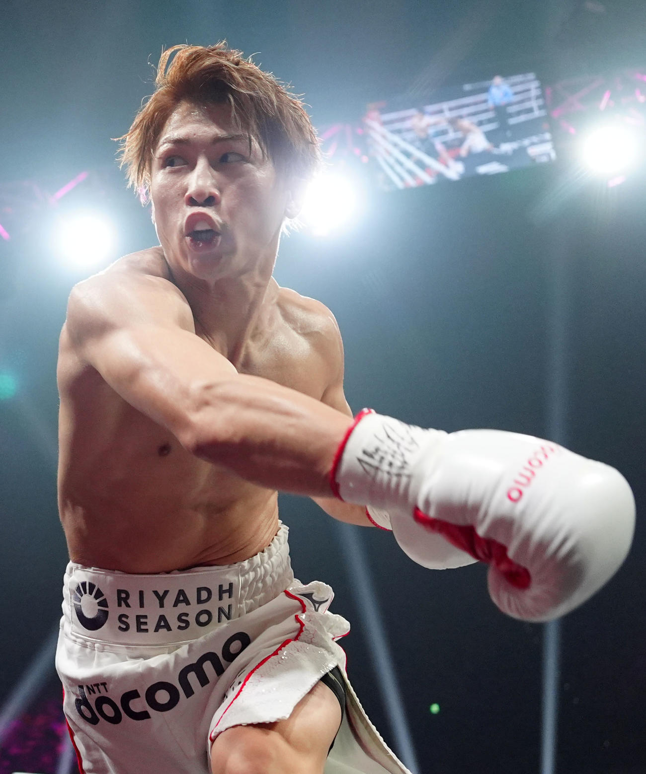 2回、パンチを放つ井上尚（撮影・江口和貴）