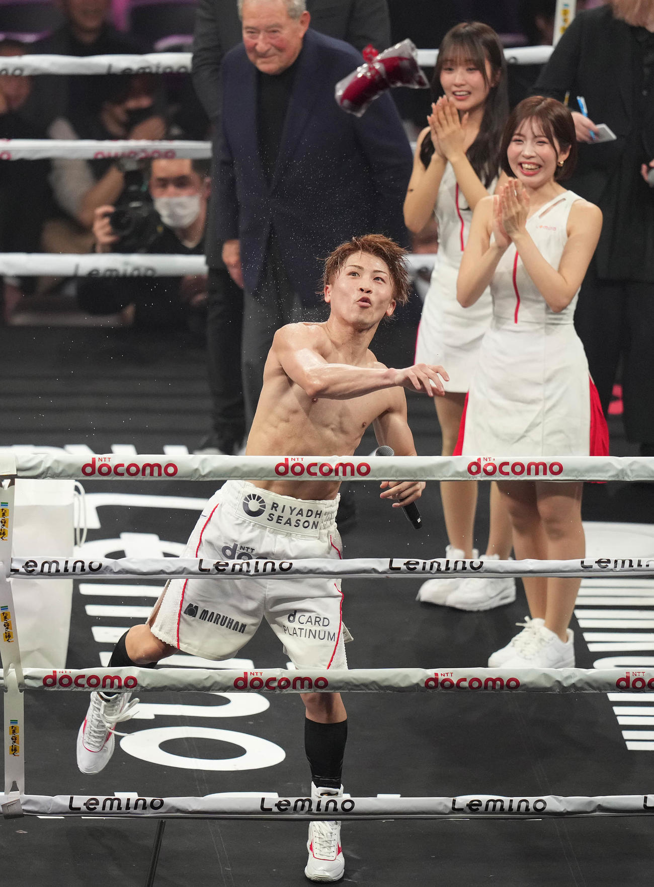 金に4回KO勝ちし防衛した井上尚は1カ月遅いクリスマスプレゼントとして客席にTシャツを投げ入れる（撮影・鈴木みどり）
