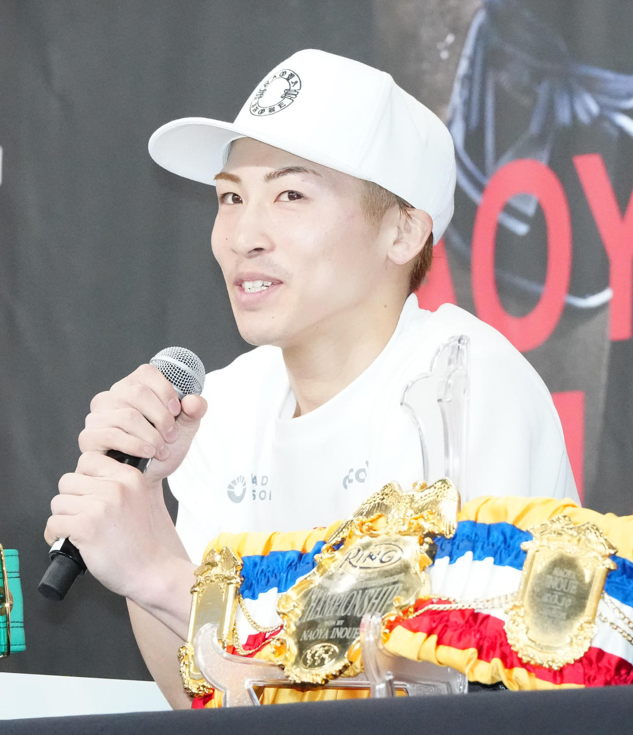 試合後、会見に臨む井上尚（撮影・江口和貴）