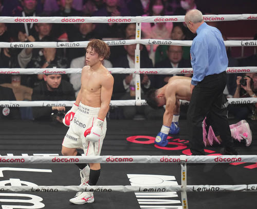 4回、金(右下)からダウンを奪い、KO勝ちする井上尚(撮影・鈴木みどり)