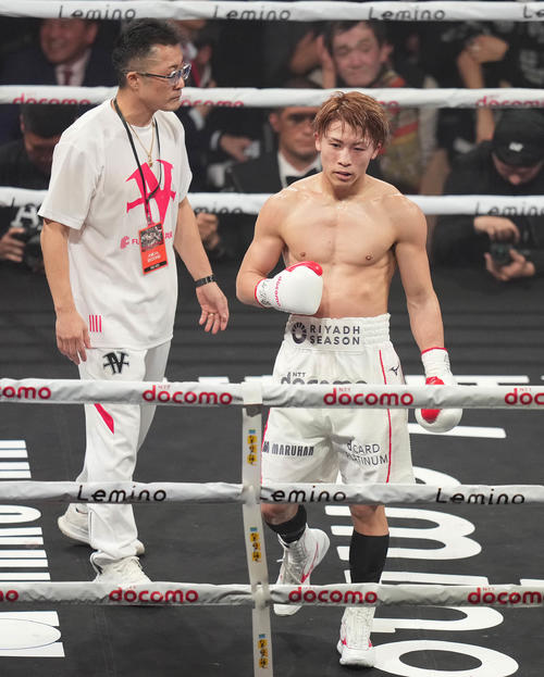 金に4回KO勝ちし、ガッツポーズする井上尚。左は父真吾トレーナー(撮影・鈴木みどり)
