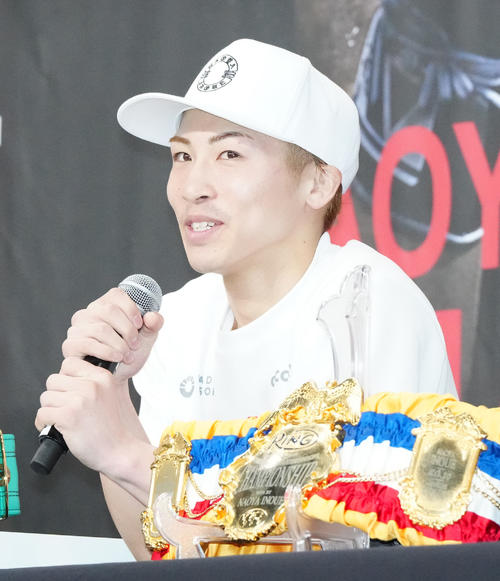試合後、会見に臨む井上尚(撮影・江口和貴)
