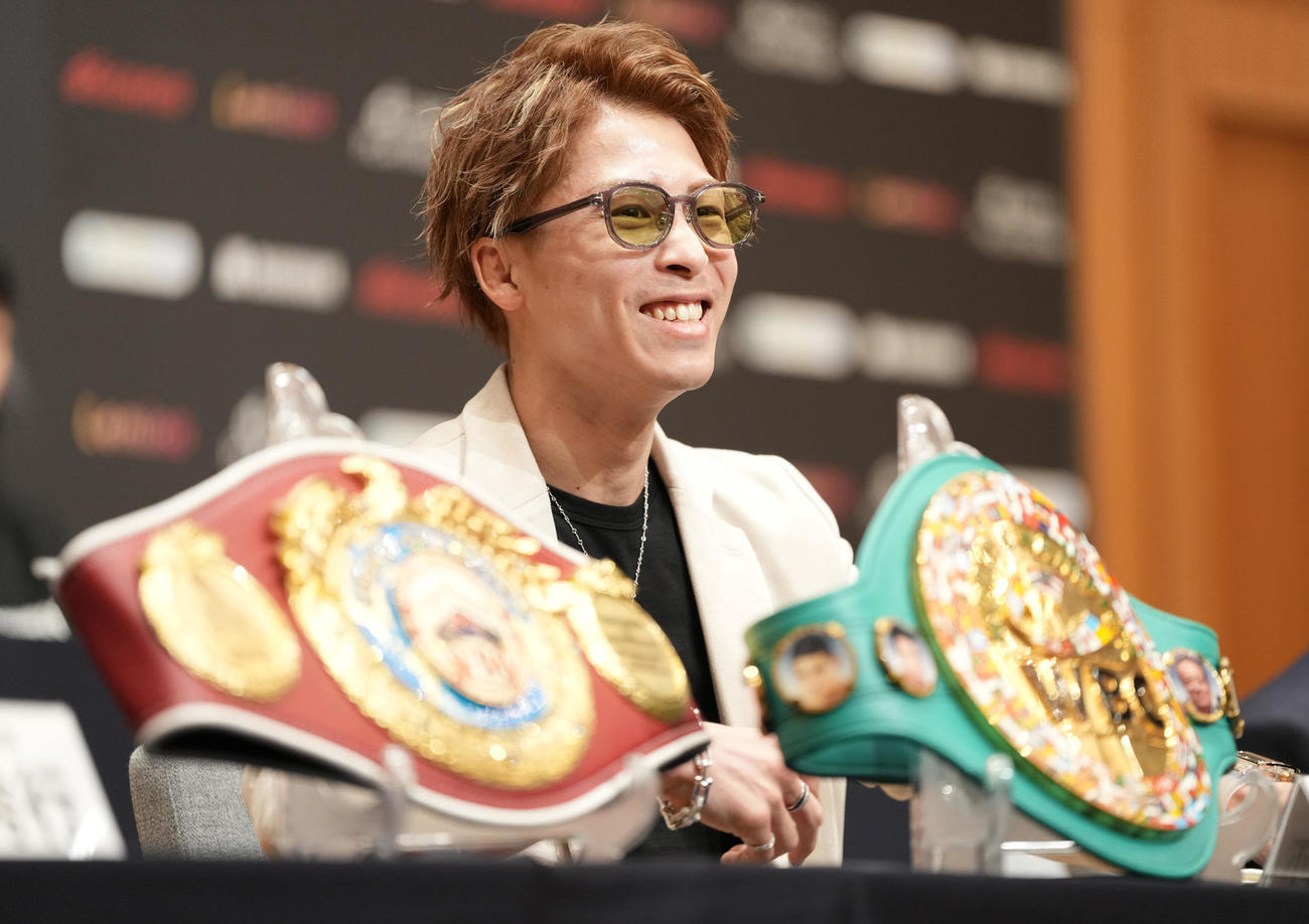 試合前記者会見で笑顔の世界スーパーバンタム級4団体統一王者の井上尚（撮影・鈴木みどり）
