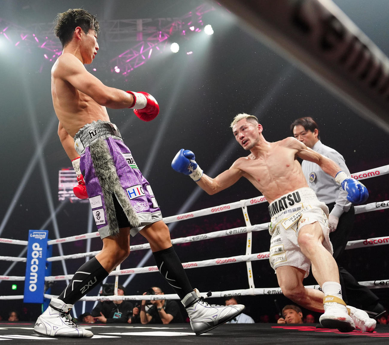 6回、平野（右）からダウンを奪う下町（撮影・江口和貴）