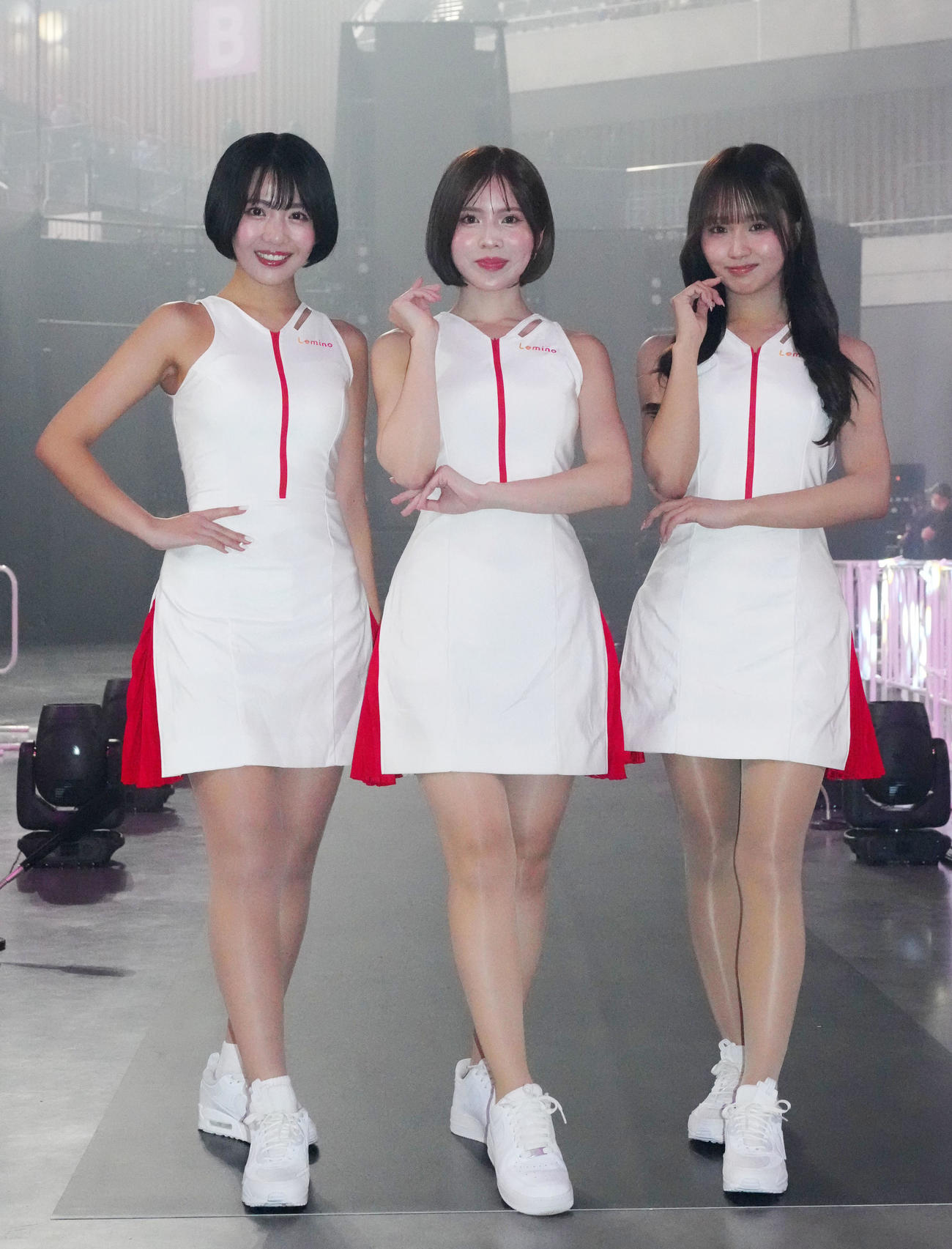 笑顔でカメラを見つめるラウンドガールたち。左から佐々木萌香、須藤セリナ、森脇梨々夏（撮影・江口和貴）