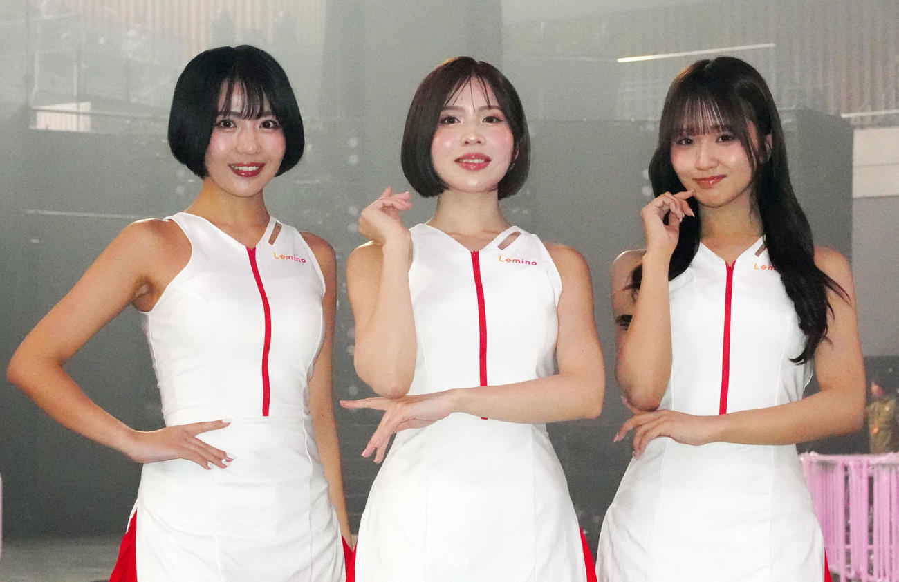 笑顔でカメラを見つめるラウンドガールたち。左から佐々木萌香、須藤セリナ、森脇梨々夏（撮影・江口和貴）