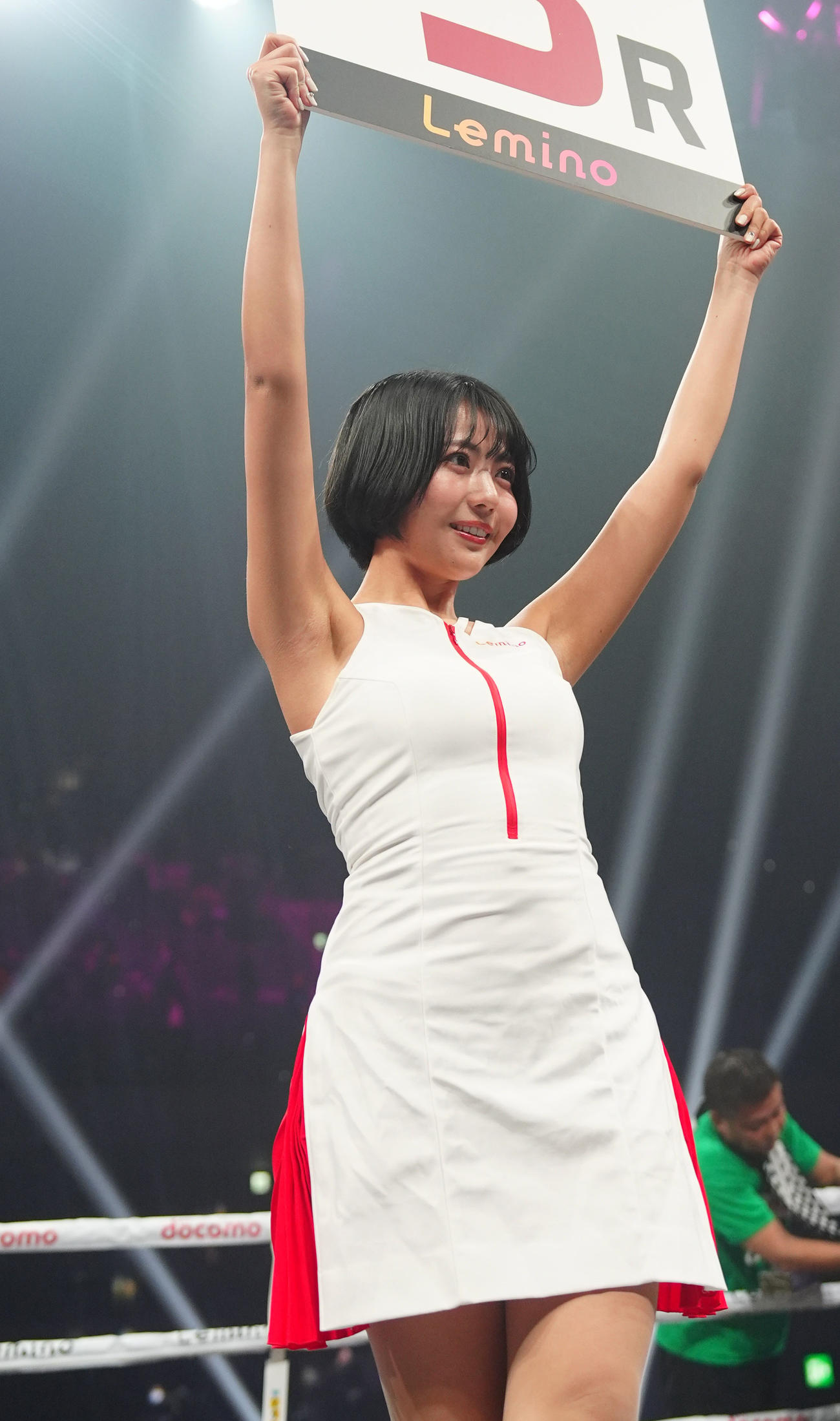 ラウンドガールを務める佐々木萌香（撮影・江口和貴）