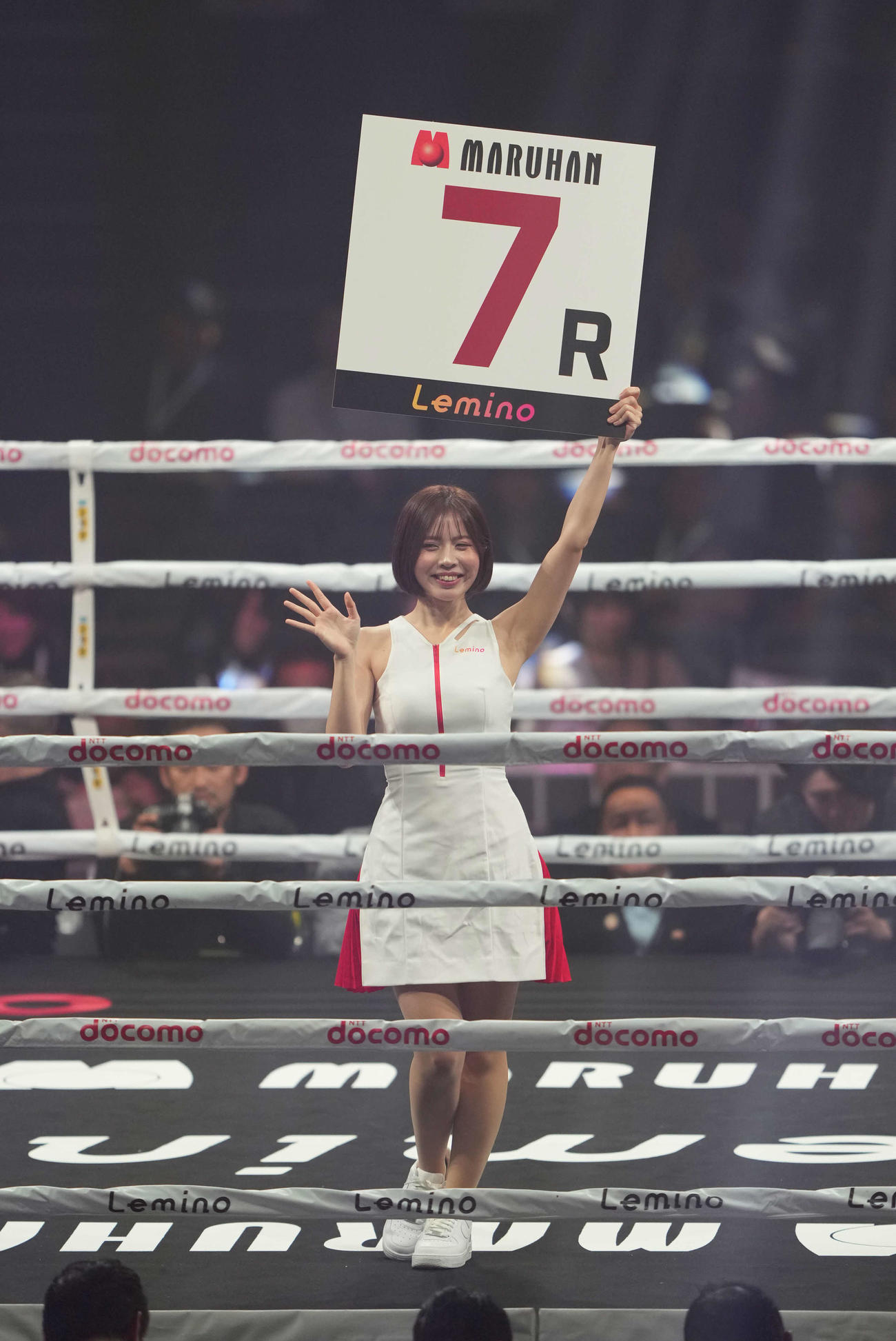 ラウンドガールの須藤セリナ（撮影・井上学）