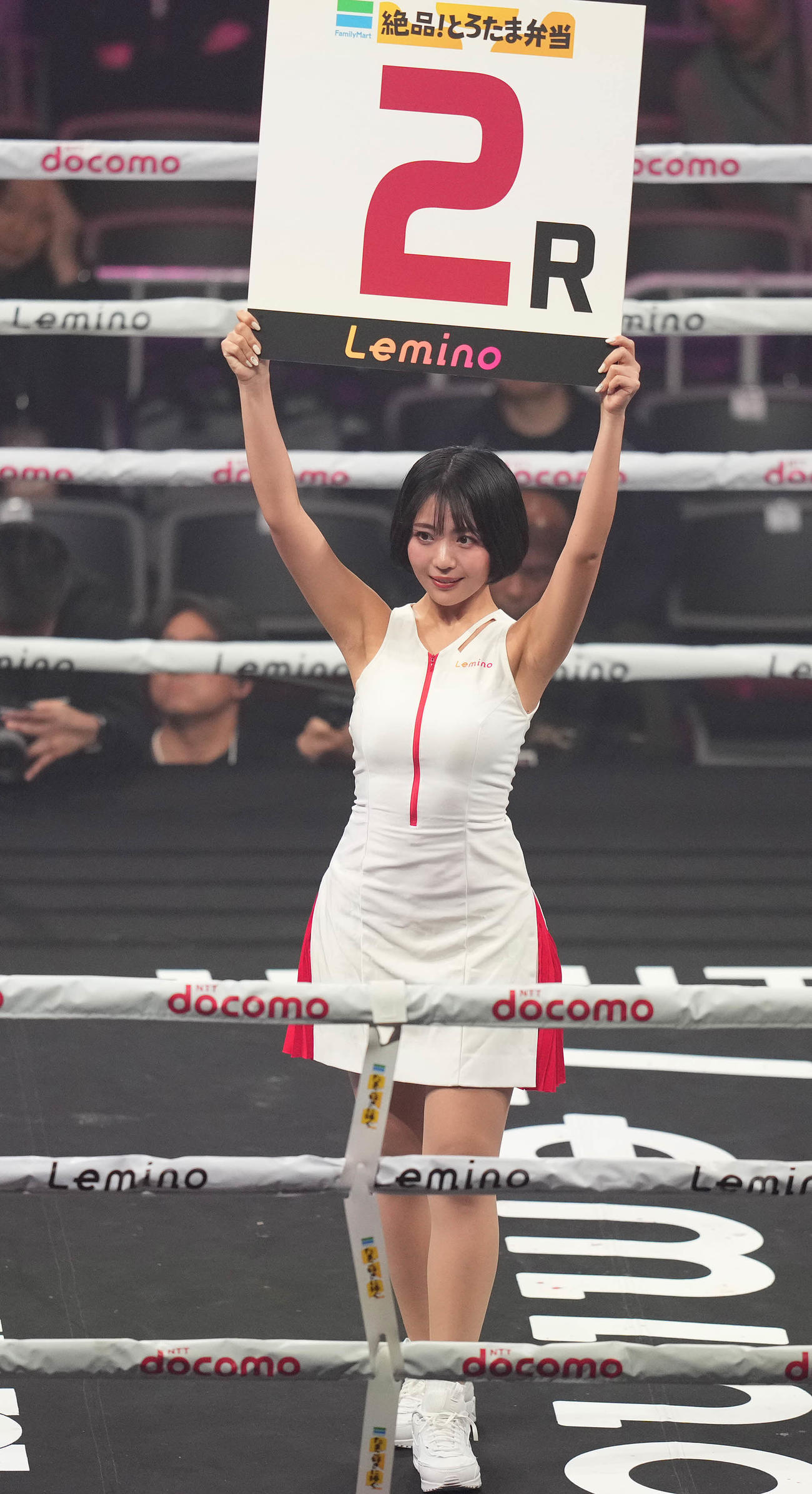 ラウンドガールを務める佐々木萌香（撮影・鈴木みどり）