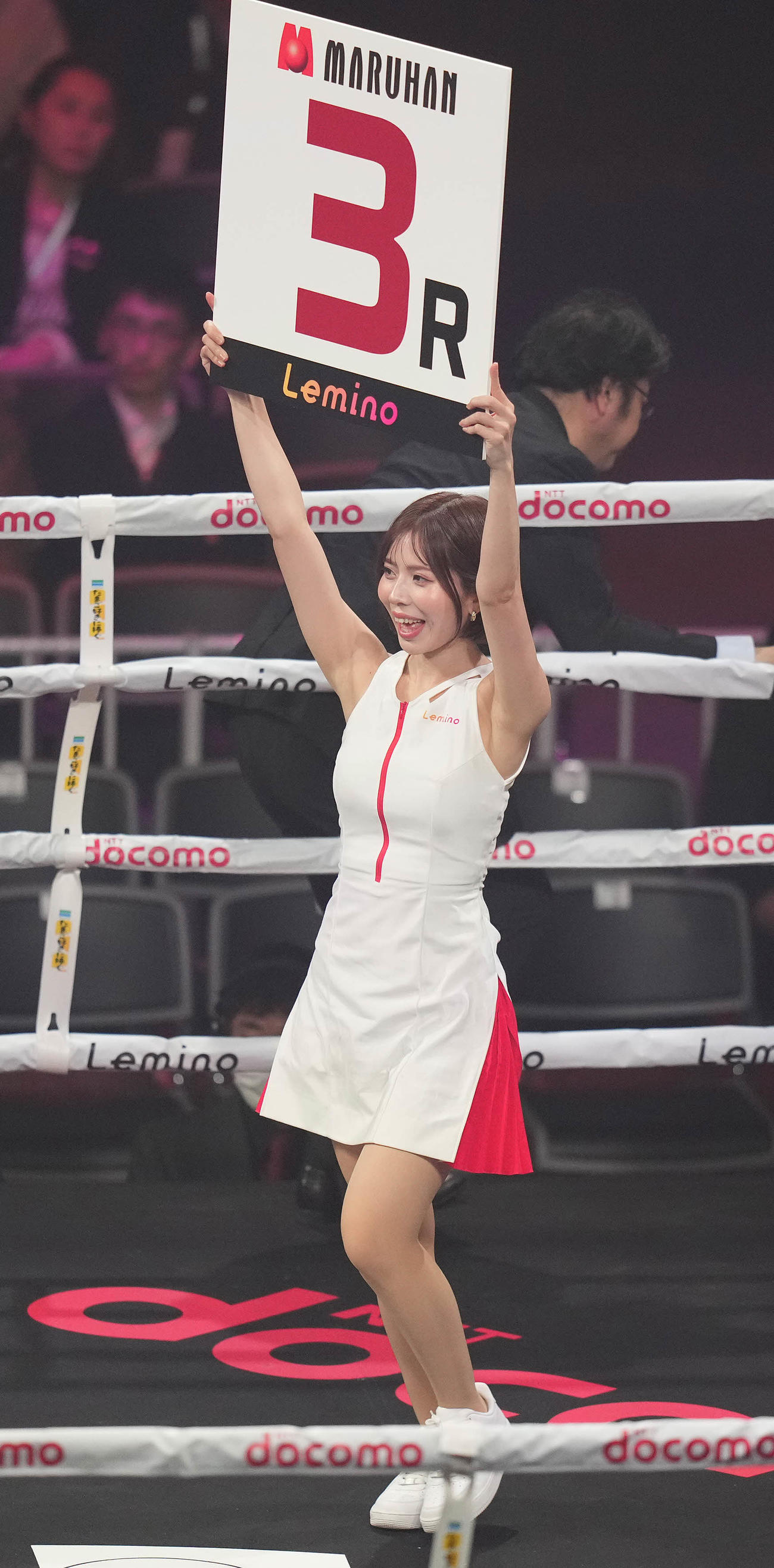 ラウンドガールを務める須藤セリナ（撮影・鈴木みどり）