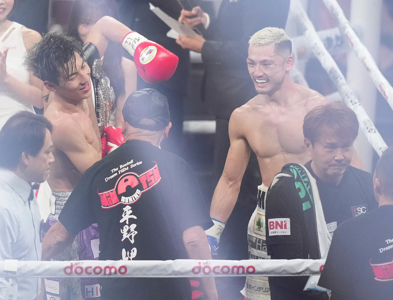 平野（右奥）に判定勝ちし、笑顔の下町（左奥）（撮影・鈴木みどり）