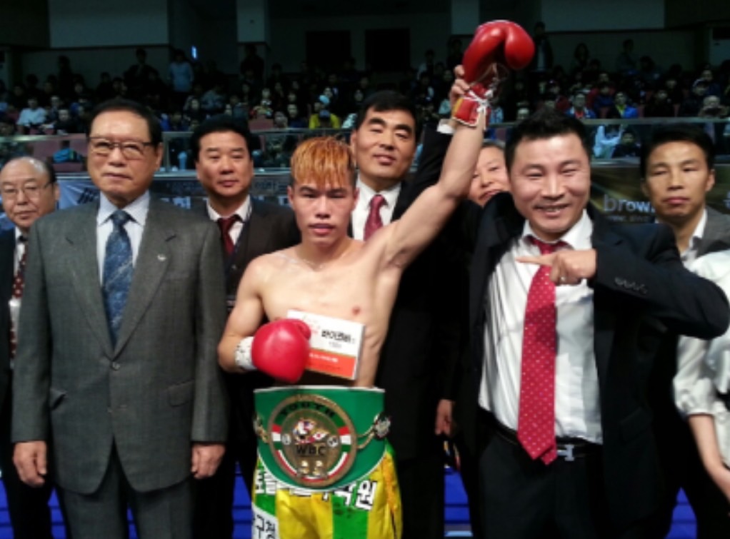 14年11月、大橋秀行会長がマッチメークした日韓戦のメインで勝利した金芸俊（中央）（大橋ジム提供）