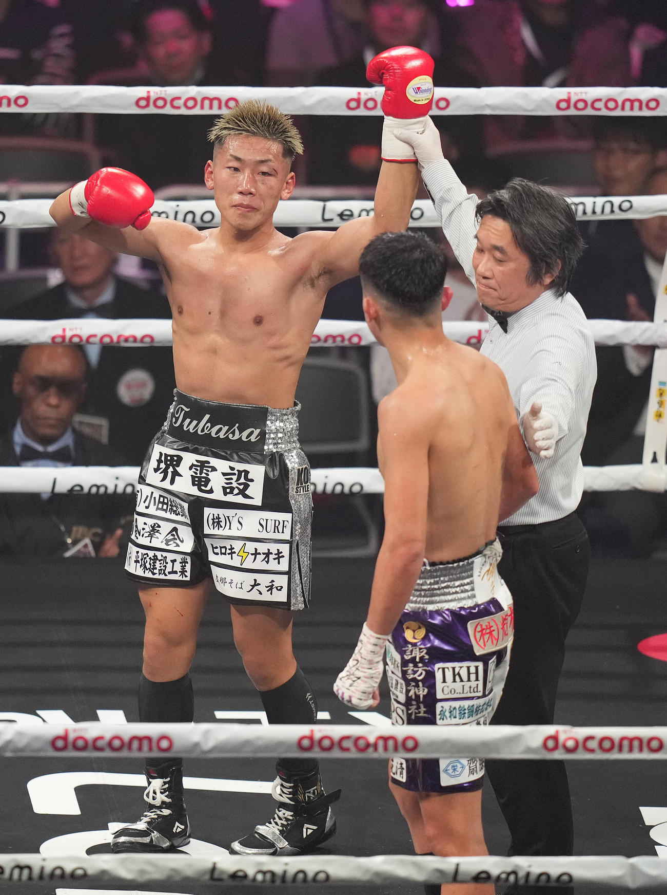 渡辺（手前）に判定勝ちした奈良井（撮影・鈴木みどり）